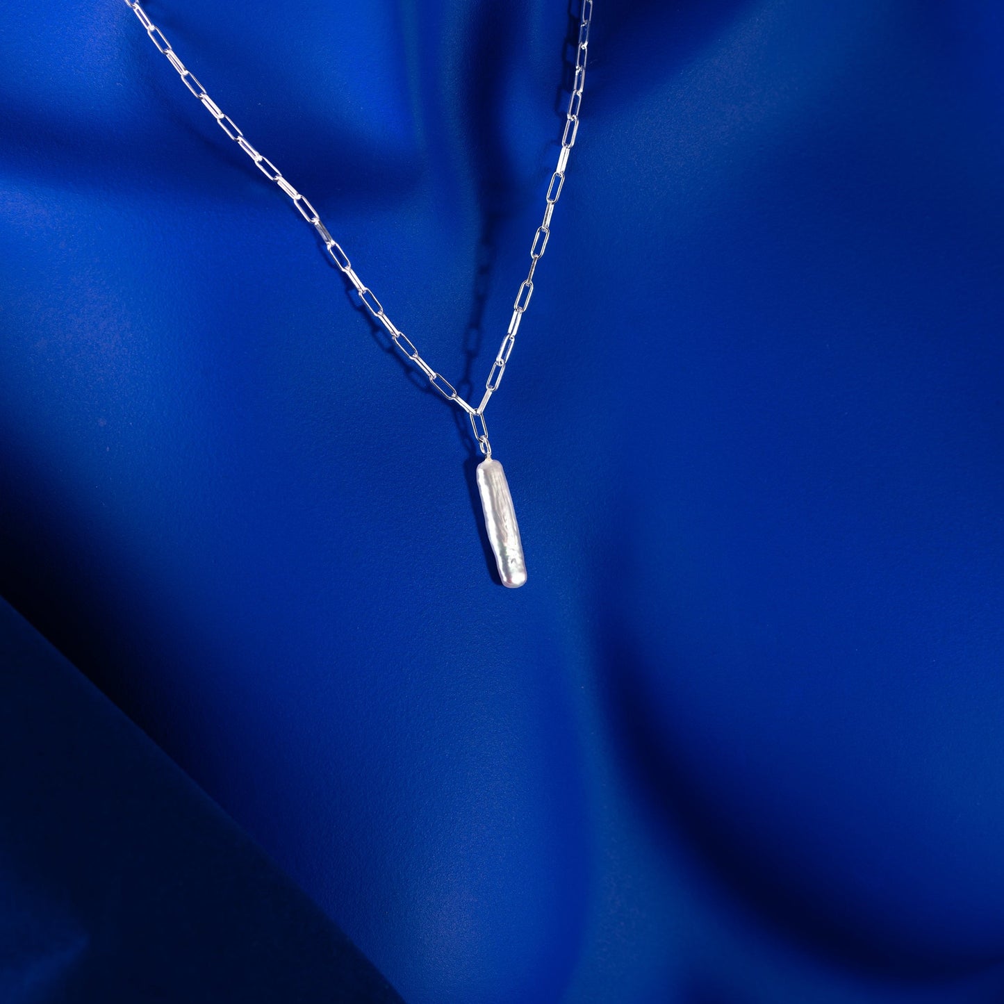 Collier Numéro Deux keshis allongée