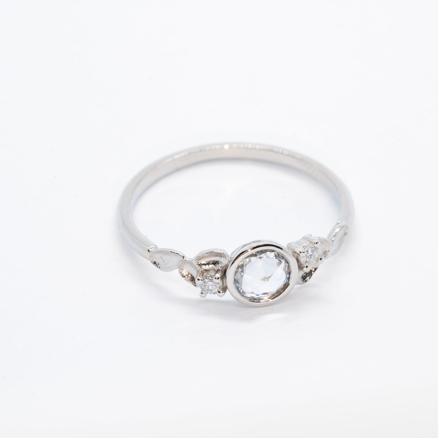 Bague Anne or 18K et saphir incolore
