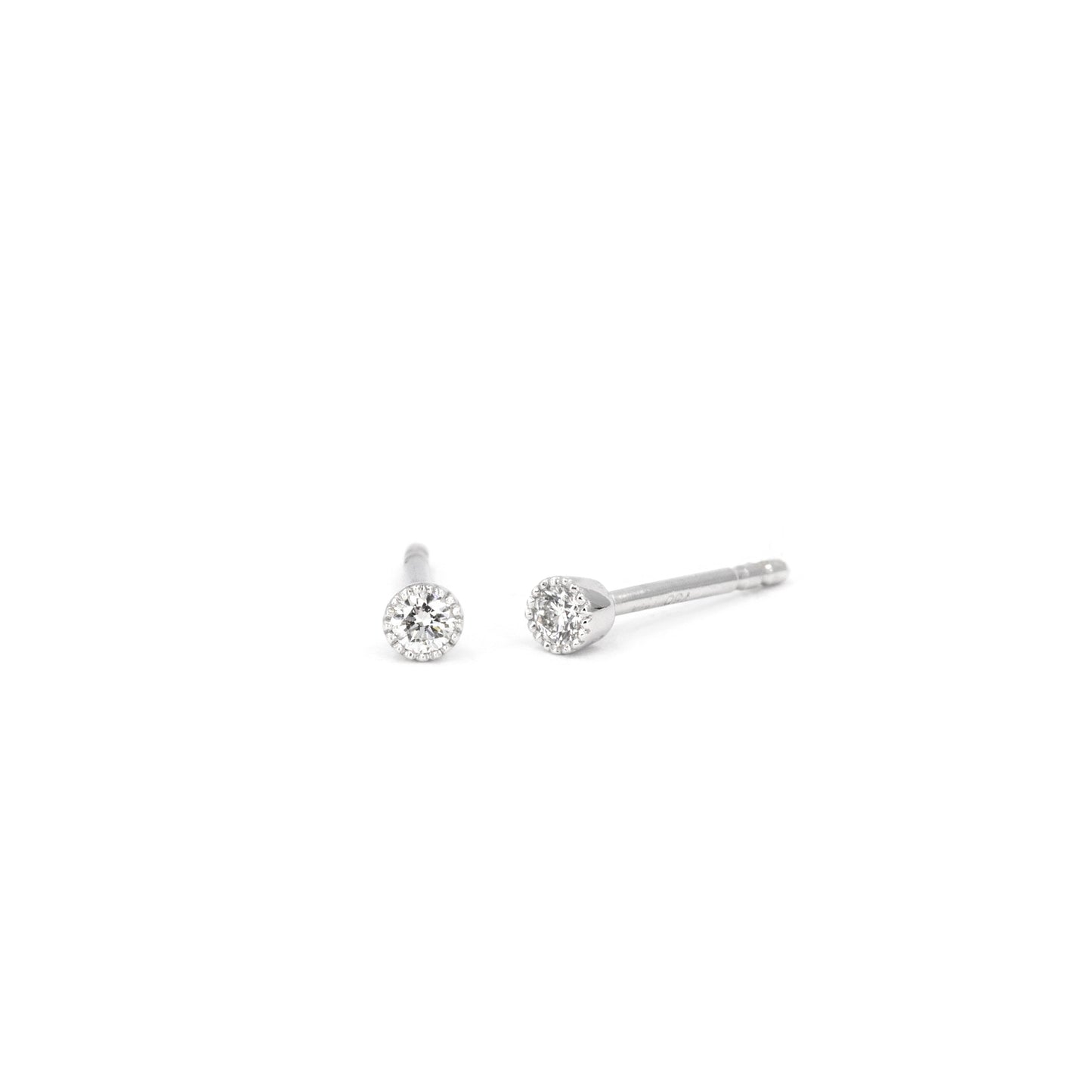 Puces en or blanc 18K et diamants canadiens