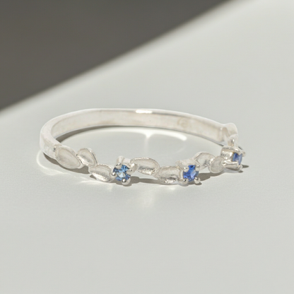 Bague Ariane détail sertissage saphirs 1,5mm