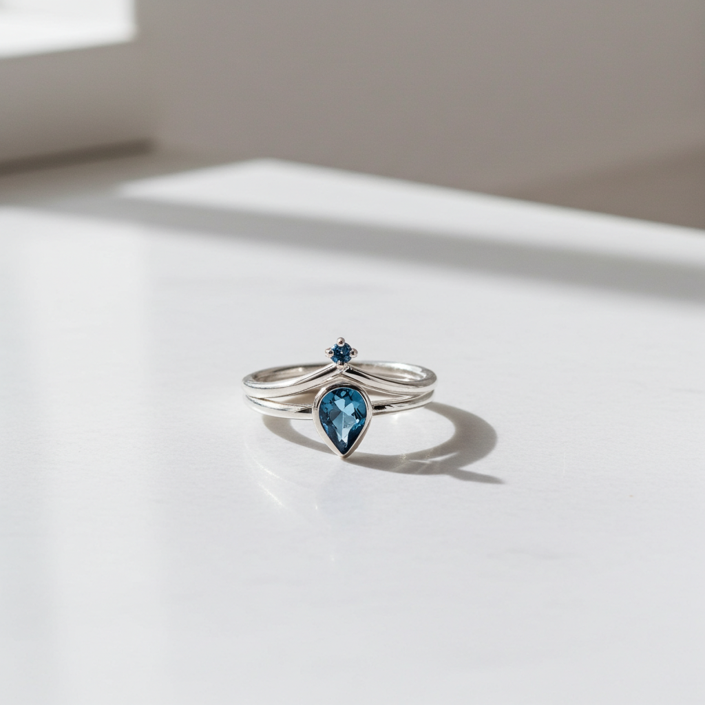 Bague Gwen 1 pierre et bague Cynthia portées et empilées