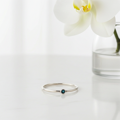Bague Manon argent et saphir teal taille brillant empilable design minimaliste 
