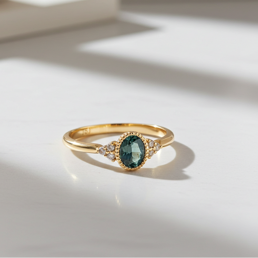 Bague mini Thida or 18K saphir ovale diamants champagne