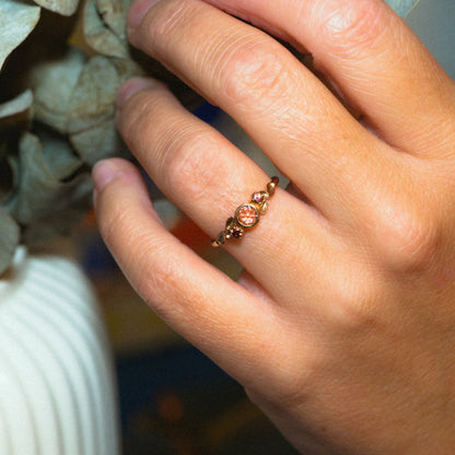 Bague Anne grenat Malaya pierre janvier portée