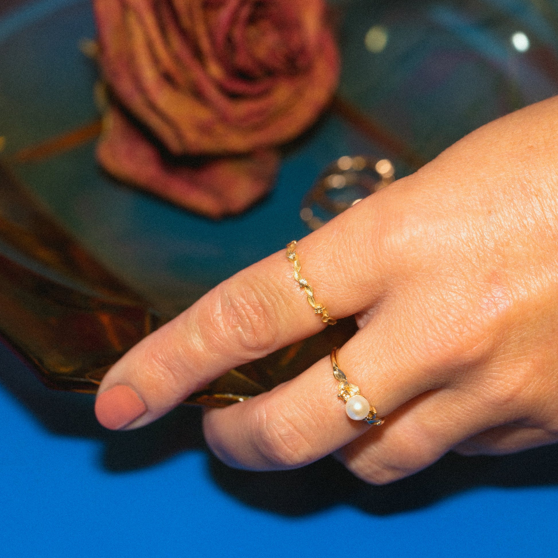 Bague Anne perle naturelle portée main femme