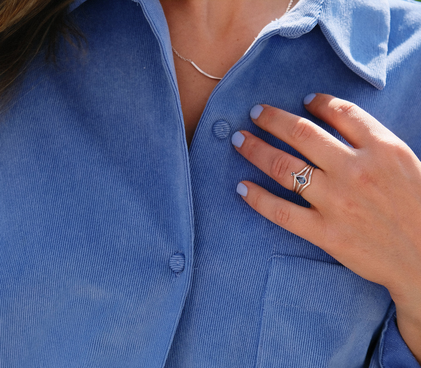 Bague Gwen argent minimaliste portée main