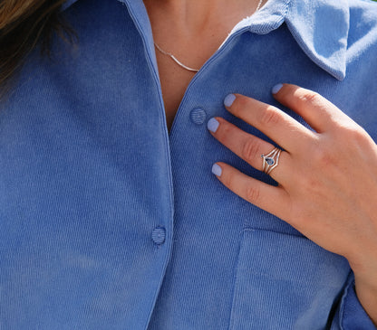 Bague Gwen argent minimaliste portée main