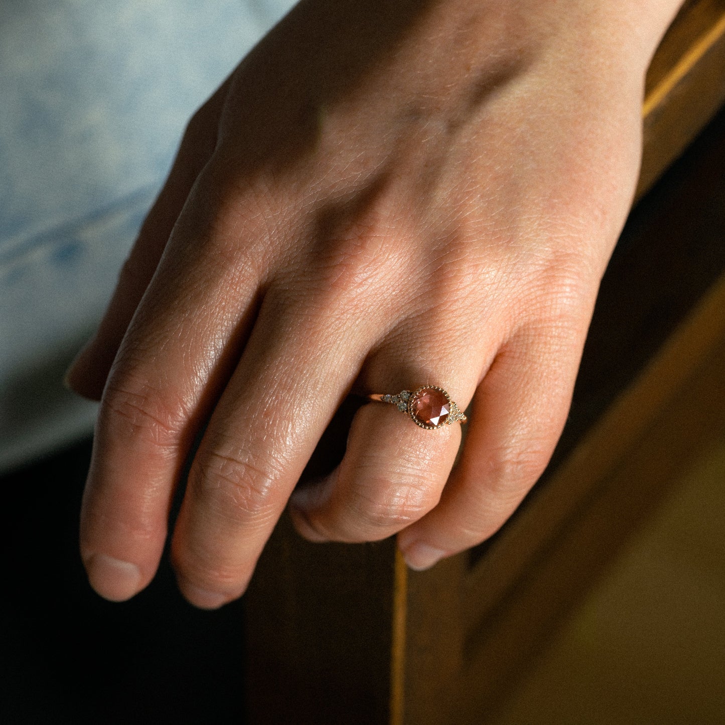 Bague Thida bague fiançailles luxe portée main