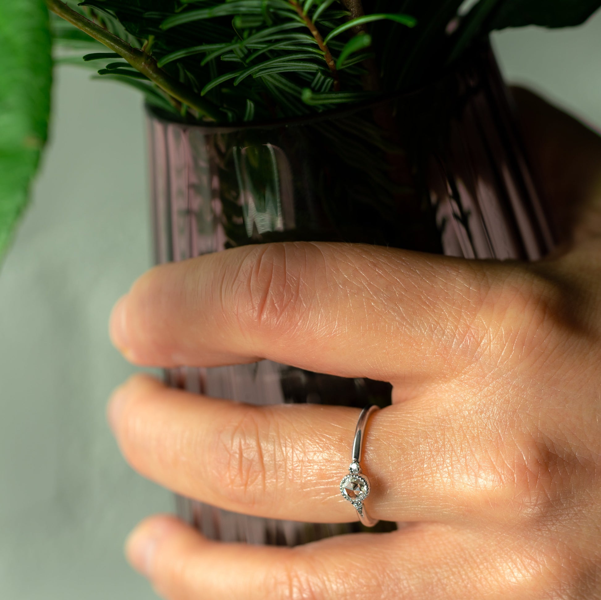 Bague Justine or blanc 18k portée