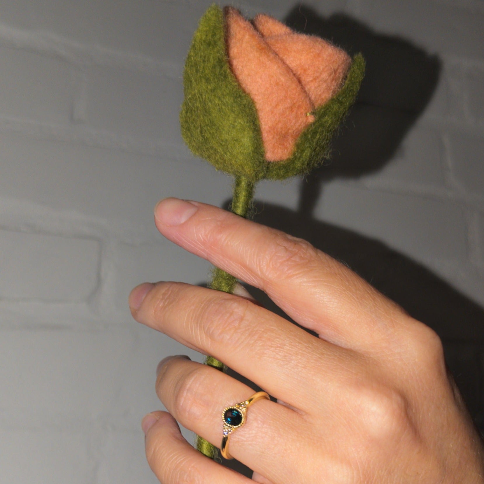 Bague mini Thida saphir 0,41ct portée main