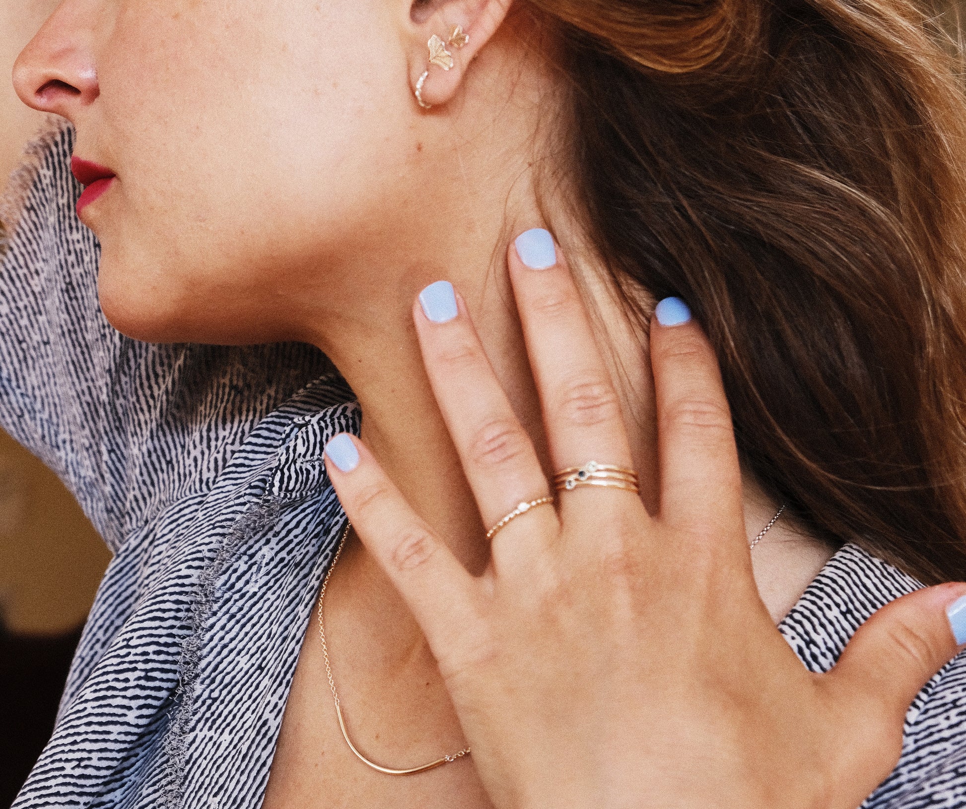 Boucles d'oreilles gingko portée