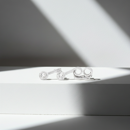 Boucles d'oreilles puces numero douze mini en or blanc 18K