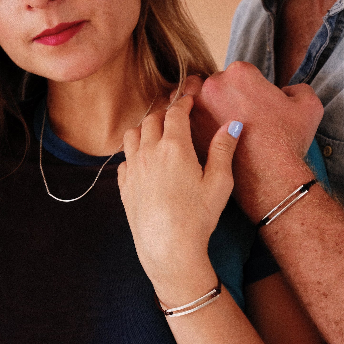 Bracelet Numéro Un en argent 925 et cuir porté sur homme et femme