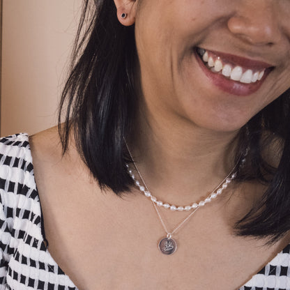 Collier perles keshis blanches porté femme