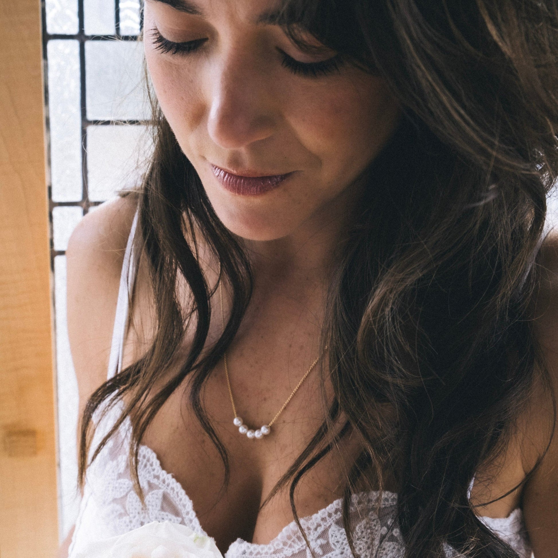 Collier Numéro Cinq porté femme minimaliste