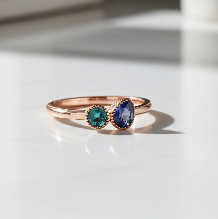 Bague de naissance en or rose 18k - émeraude et tanzanite - mai et décembre