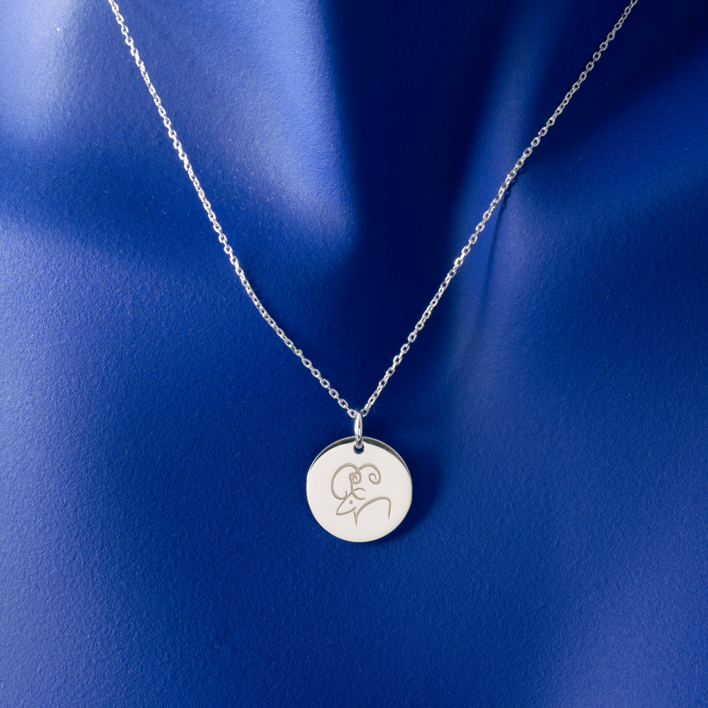 Pendentif médaille zodiaque argent 925 porté avec chaîne maille forçat