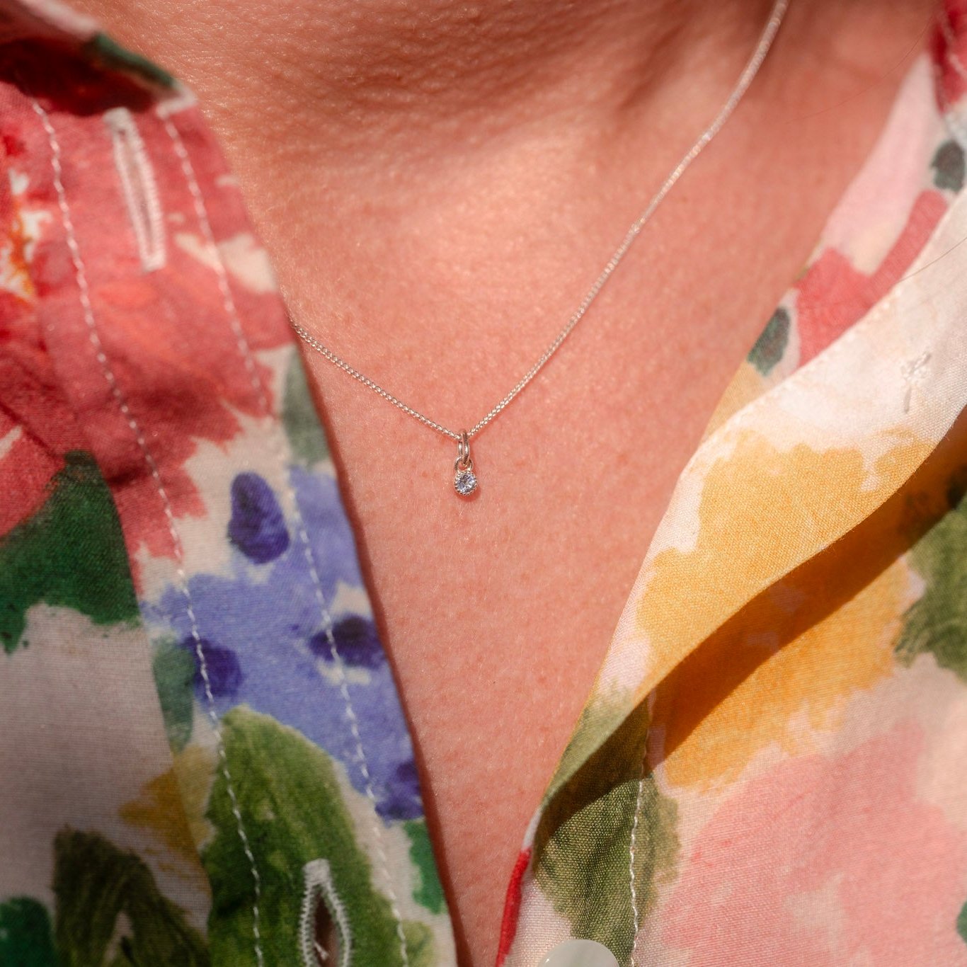 Pendentif pierres naissance personnalisable porté