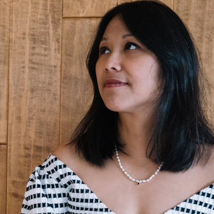 collier de perles keshis et spinelles noires porté femme