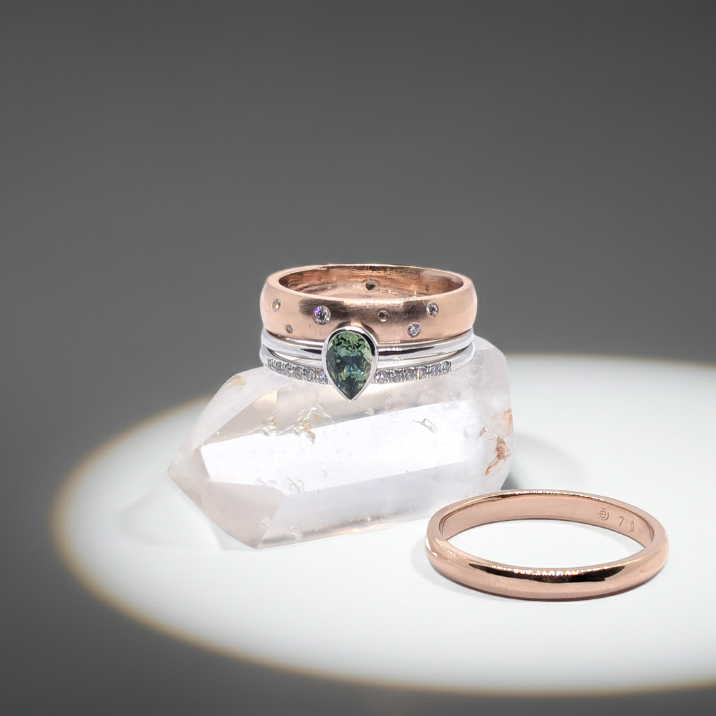 alliances en or rose 18k et bague de fiançailles en or blanc 18K