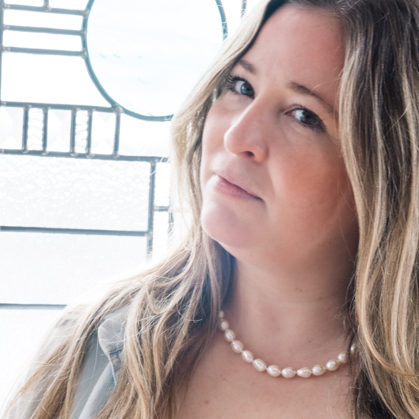 Collier perles baroques blanches porté femme