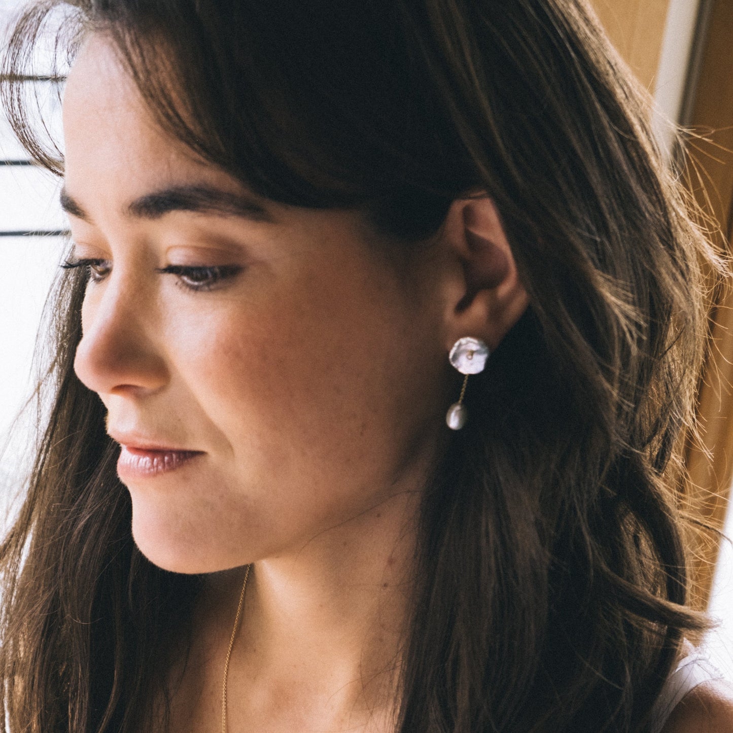 boulces d'oreilles or 18k perles de culture et diamants canadiens portées femme