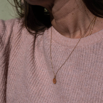 Médaille zodiaque or rose 14k portée 