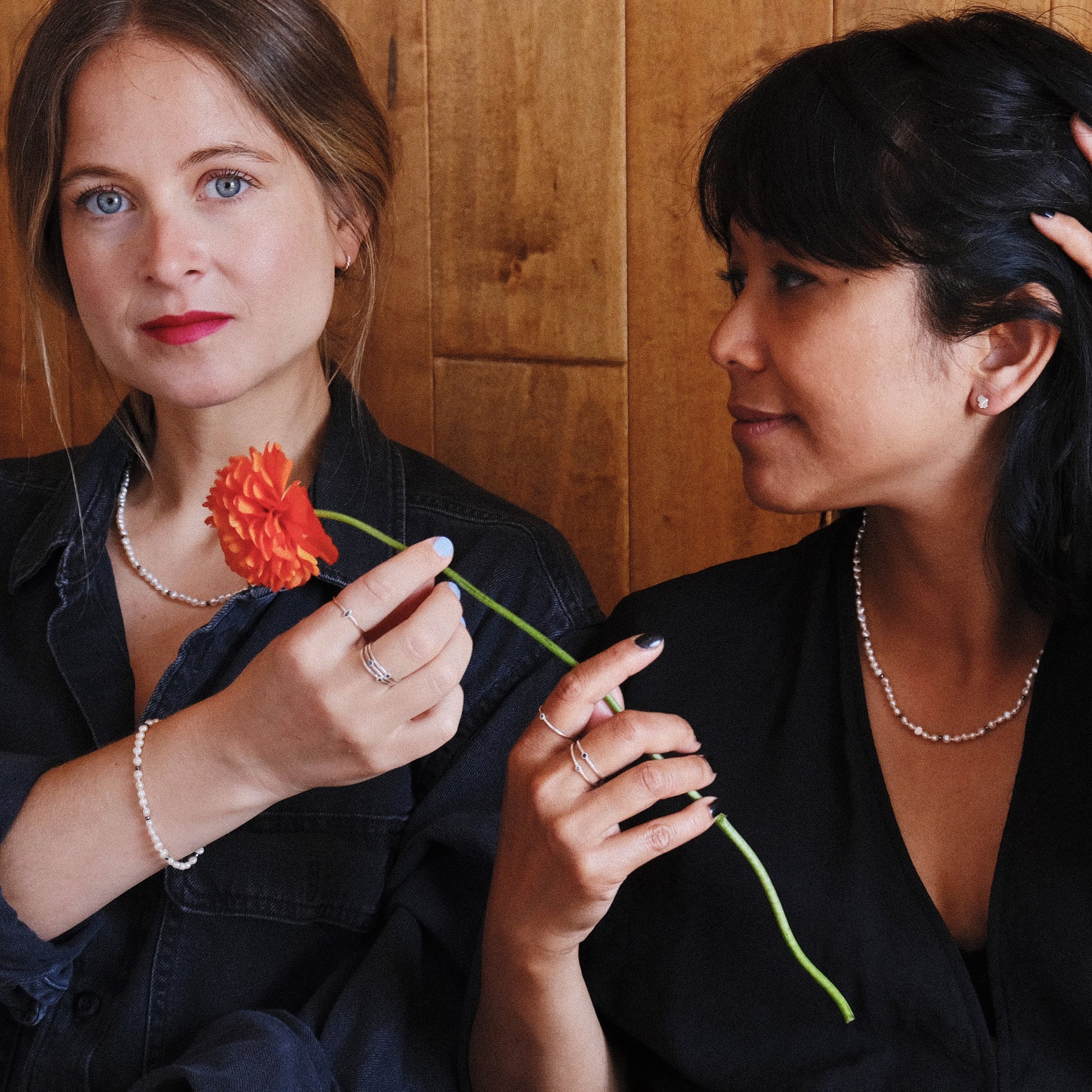 Collier et bracelets perles keshis blanches hématites noires portés