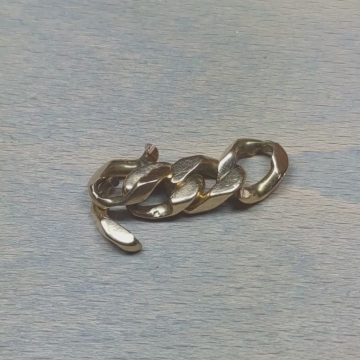 Load video: Service upcycling transformation bijoux or argent pierres précieuses Montréal Québec