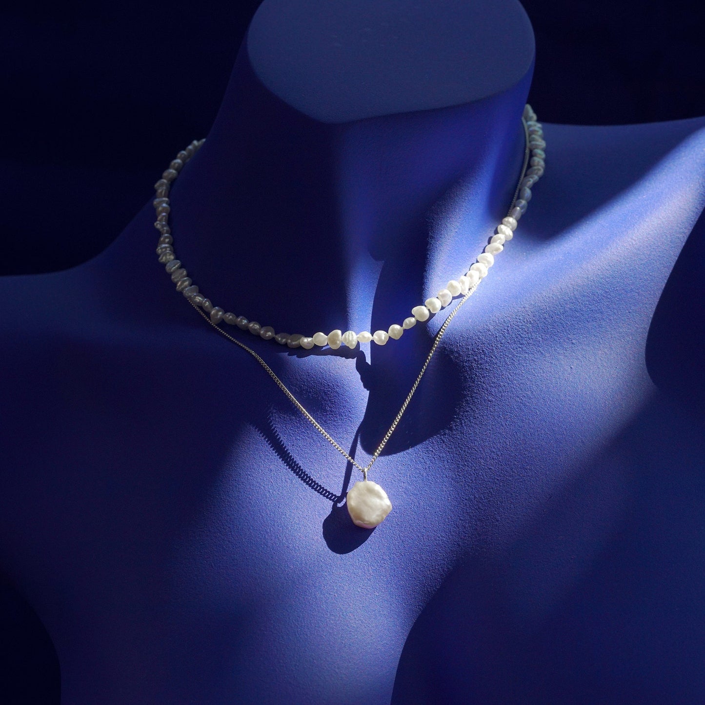 Collier de perles keshis porté sur buste