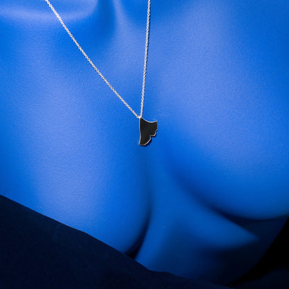 Collier numero un porté sur buste